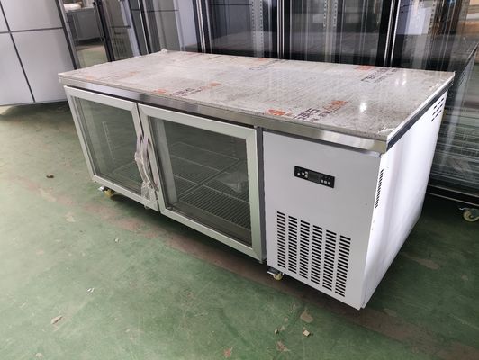 Под стойкой холодильника для ресторана Коммерческий рабочий стол со стеклянной дверью
